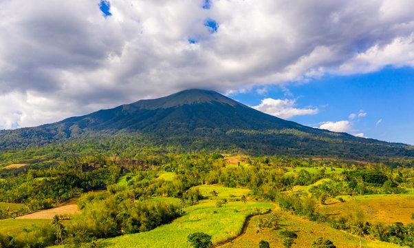 Philippines: des gaz nocifs rejetés par un volcan font fuir des centaines de personnes