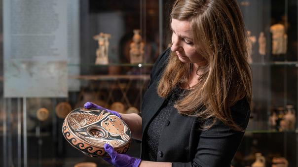 Une amphore et une assiette antiques font partie des trésors retrouvés dans une université de Canberra.