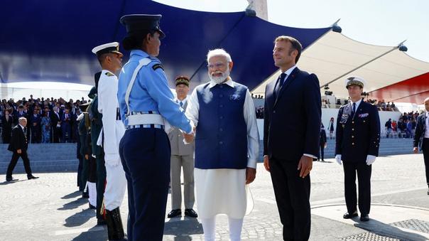 Le 14 juillet, alors que l'Inde était invitée d'honneur, Emmanuel Macron (ici avec le premier ministre Narendra Modi) a déclaré que la France s'engageait à accueillir 20 000 étudiants indiens d'ici à 2025.