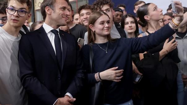 Emmanuel Macron n’est pas favorable au revenu universel (ici lors d’un déplacement au lycée Bernard Palissy de Saintes en mai 2023).