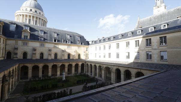 La réforme du bac a asséché le vivier de bacheliers candidats aux prépas scientifiques (ici la cour du lycée Henri IV à Paris, près du Panthéon).