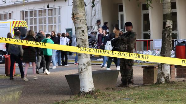 La police assure la sécurité devant le lycée d’Arras où Dominique Bernard a été assassiné.
