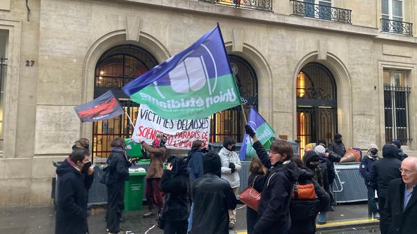 Sciences Po Paris était bloqué ce mardi 5 décembre matin dès 6h30.