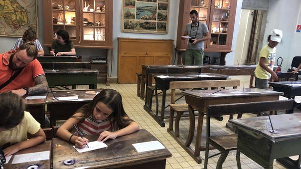 De la fin du 19e siècle à la première moitié du 20e, une majorité d’élèves étudiait dans les écoles communales pour préparer le certificat d’études. (Ici le musée de l’école de Carcassonne).