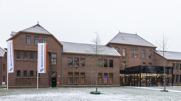 L’université de Maastricht recrute ses étudiants sur dossier.