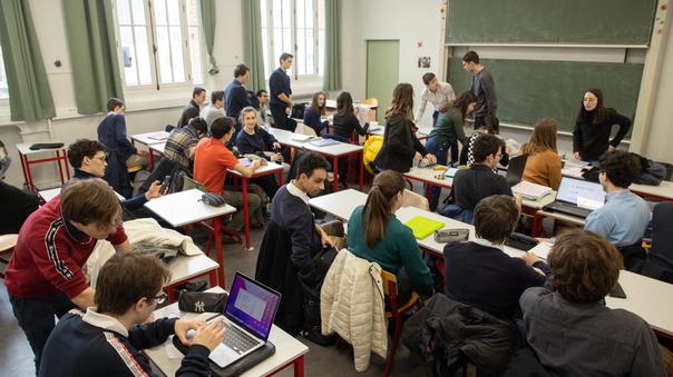 Le collège Stanislas de Paris a des classes préparatoires scientifiques, économiques (ECG) et littéraires (B/L).