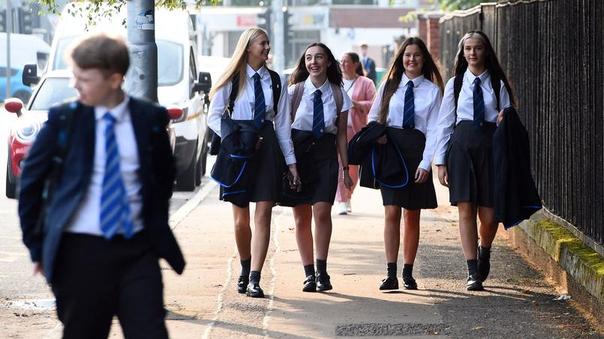 Au Royaume-Uni, les élèves du privé comme du public portent un uniforme scolaire.