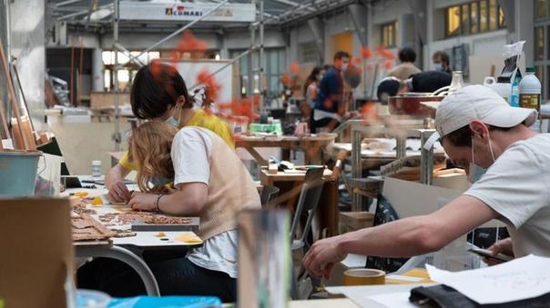 L’Ensci Les Ateliers propose un cursus en création industrielle et un autre en design textile.