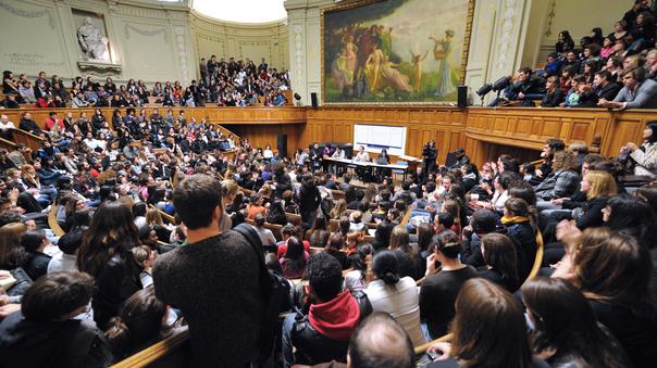 Les conférences sont organisées dans le grand amphithéâtre de la Sorbonne.