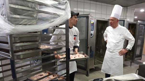 Le chef cuisinier Marc Haeberlin a concocté 1500 repas dans les cuisines du restaurant universitaire de Strasbourg.