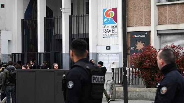 Au lycée Ravel à Paris, le proviseur a démissionné après avoir été menacé de mort.
