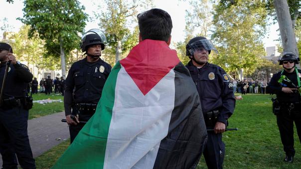 À l’université de Californie du Sud, à Los Angeles, des centaines d’étudiants ont manifesté en faveur de la Palestine.