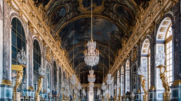 Pour le bac de français, les élèves doivent lire des œuvres majeures de la littérature française (la galerie des glaces du château de Versailles).