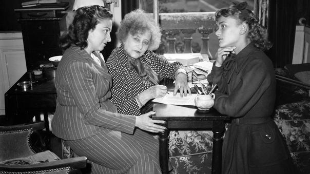 En 1948, Colette (au milieu), accueillait une réalisatrice et une actrice pour l’adaptation de son livre «Gigi» au cinéma.