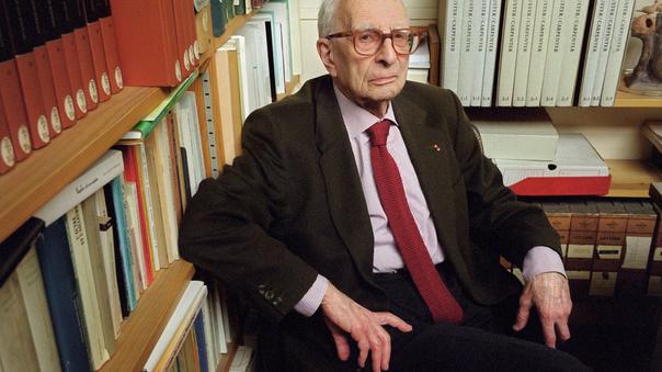 L’anthropologue Claude Lévi-Strauss pose dans son bureau du Collège de France en 2001.