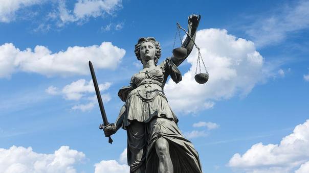 La justice est un des thèmes du programme de philosophie en terminale (La statue Lady of Justice de Francfort.)
