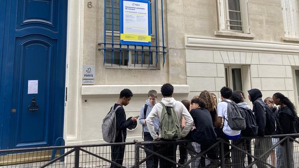 Devant le collège Jean-Baptiste Poquelin de Paris, les élèves comparent leurs réponses.