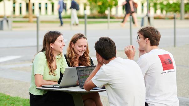 Comme l’année dernière, HEC conserve la première place du classement. (Ici des élèves travaillent sur le campus de la meilleure école de commerce de France).