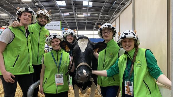 «C’est un honneur de représenter l’école»: au Salon de l’agriculture, «l’Agro» brigue sa première récompense au concours de la vache étudiante