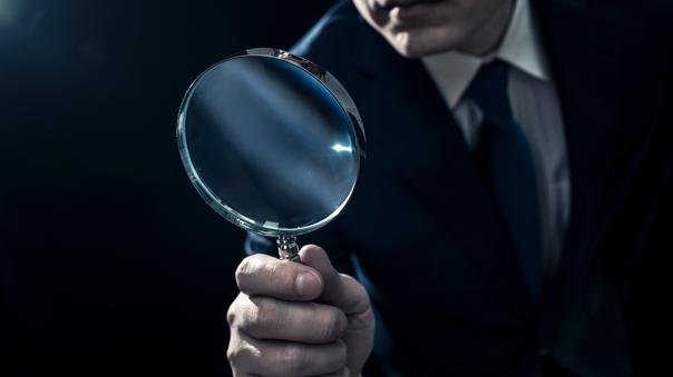 Pris en photo habillé en Sherlock Holmes avec les policiers du Louvre, un jeune de 15 ans se retrouve en une du New-York Times