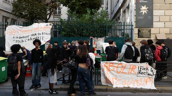 Après avoir reçu les lycéens à l'Élysée, Emmanuel Macron ouvre la porte à une « refonte en profondeur » de Parcoursup, sans le supprimer