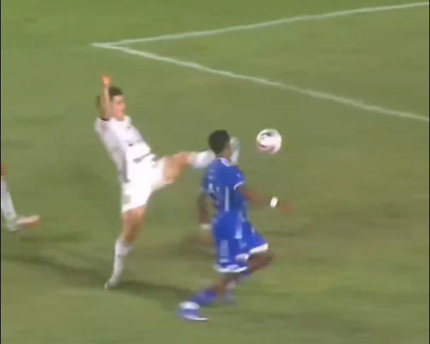 Foot : au Brésil, un club annonce le départ d’un joueur avec un best-of... de ses boulettes
