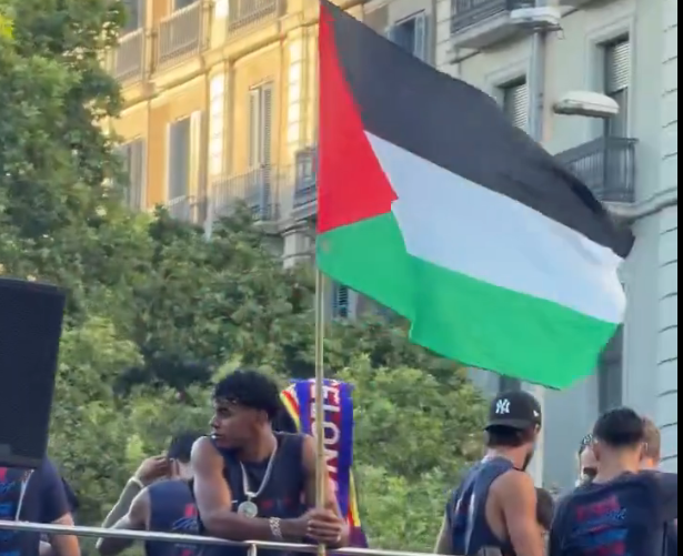«C'est son choix», assure Flick à propos de Lamine Yamal brandissant un drapeau palestinien