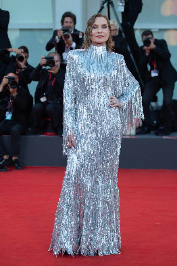 Isabelle Huppert en Balenciaga sur le tapis rouge du 80e Festival de la Mostra. (Venise, le 2 septembre 2023.)