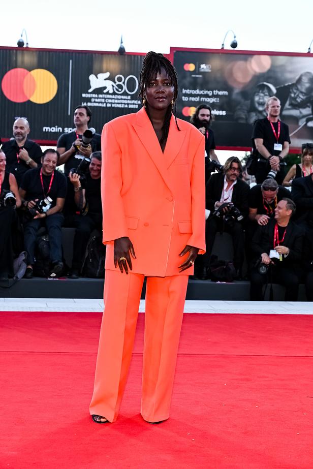Alice Diop en Valentino sur le tapis rouge du 80e Festival de la Mostra. (Venise, le 6 septembre 2023.)