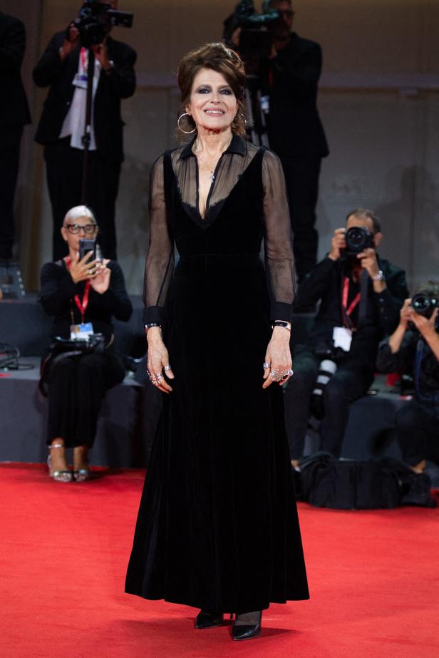 Fanny Ardant en Dior sur le tapis rouge du 80e Festival de la Mostra. (Venise, le 2 septembre 2023.)