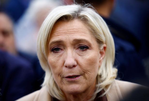 Le titre de «chef des armées» du président est «honorifique», en cas de cohabitation, assure Marine Le Pen