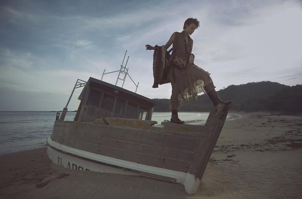 On mixe les motifs de sa tenues et de son écharpe avec un sac à imprimés dans les mêmes tons. - photo 7