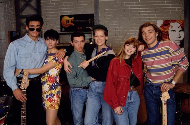 Sébastien Roch dans les bras de Rochelle Redfield sur le tournage d'Hélène et les garçons. - photo 9