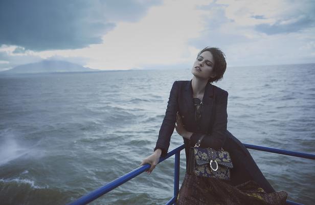 Le sac à rabat perlé et décoré casse les codes et twiste le look. - photo 2