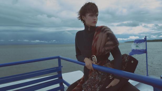 L'écharpe, colorée, portée en châle, se ceinture pour un effet tendance qui habille les looks épurés. - photo 4