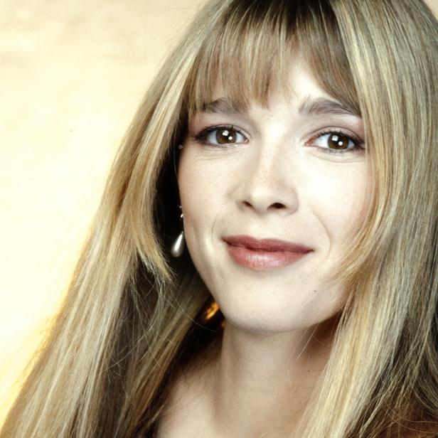 Hélène Rollès, dans Hélène et les garçons en 1992. - photo 1