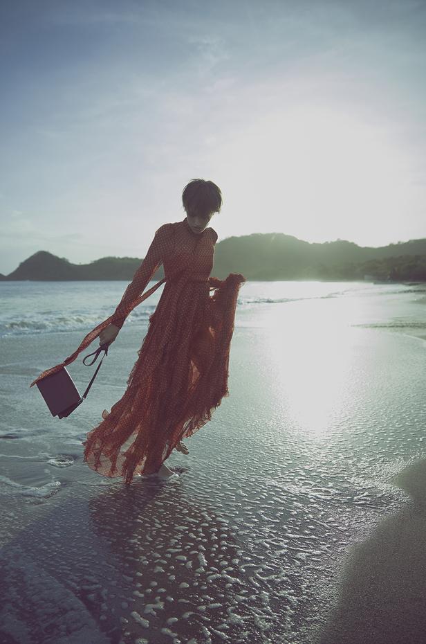 On opte pour un sac épuré pour contrebalancer les motifs d'une robe à froufrous. - photo 6