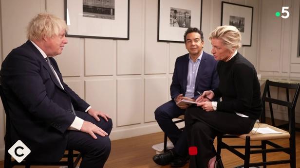 Vidéo - Anne-Élisabeth́ Lemoine malmenée par Boris Johnson : “Vous Avez Écrasé Ma Main !”