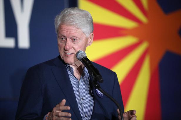 GALA VIDEO - Bill Clinton hospitalisé : ce que l’on sait de l’état de santé de l’ancien Président de 78 ans