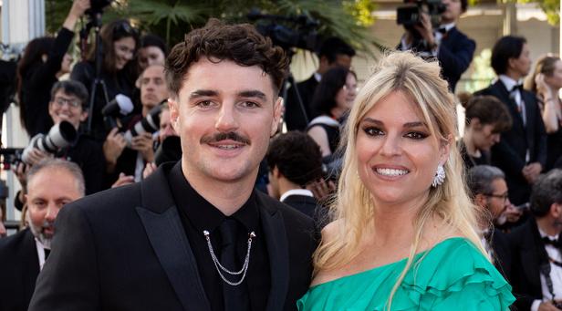 GALA VIDEO - Sophie Tapie enceinte, elle affiche fièrement son ventre arrondi aux côtés de son chéri Baptiste et leur fils