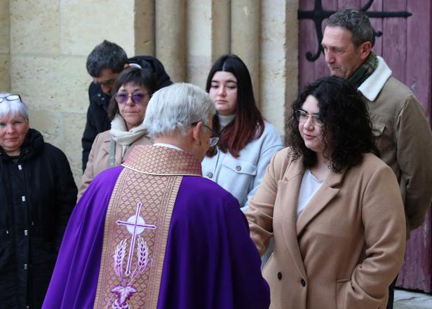 PHOTOS – Obsèques de Maïté : ses petites filles Perrine et Camille ...