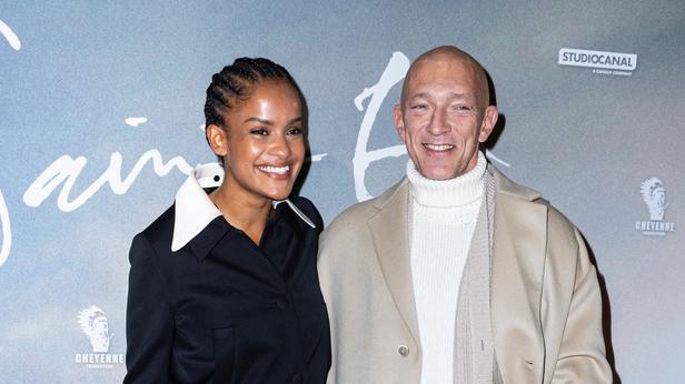 GALA VIDEO - Vincent Cassel futur papa à 57 ans : il prend la pose avec sa compagne au baby bump bien prononcé