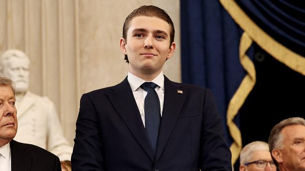 GALA VIDEO - Barron Trump taquin avec ses sœurs : son geste remarqué lors de l’investiture de son père