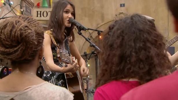 Joyce Jonathan, dans son propre rôle, dans la série "Plus Belle La Vie", en juin 2013 - photo 12