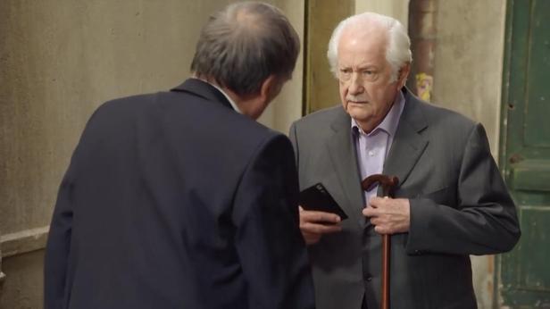 Pierre Bellemare dans son propre rôle dans la série "Plus Belle La Vie" en 2015. - photo 18