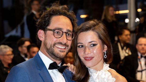 GALA VIDEO - Émilie Broussouloux enceinte de son 3e enfant : la femme de Thomas Hollande dévoile son ventre rond !