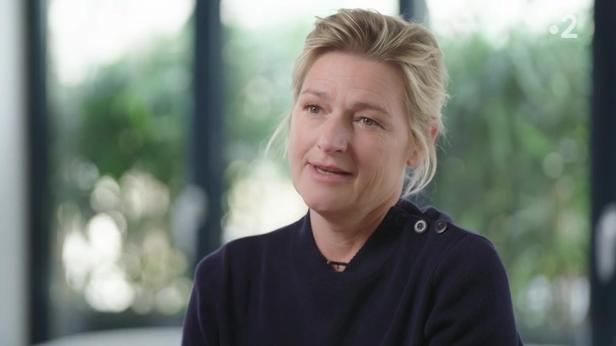 Anne-Élisabeth Lemoine “agressée un nombre incalculable de fois” : elle se confie sur sa jeunesse en banlieue