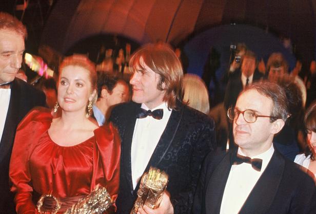 PHOTOS - Catherine Deneuve : ses plus beaux looks aux César des années ...