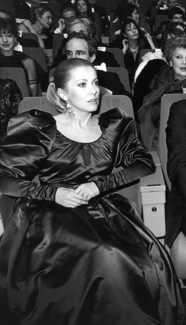 PHOTOS - Catherine Deneuve : ses plus beaux looks aux César des années ...