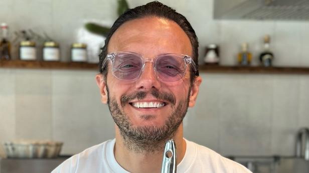 GALA VIDEO - Simone Zanoni : qui est le rayonnant chef du restaurant étoilé Le George à Paris ?